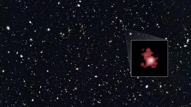 A galáxia GN-z11 (em destaque, à direita) é o objeto mais distante já detectado pelos astrônomos e existia quando o universo tinha apenas 400 milhões de anos. A imagem é do Telescópio Espacial Hubble (Foto: NASA via BBC)