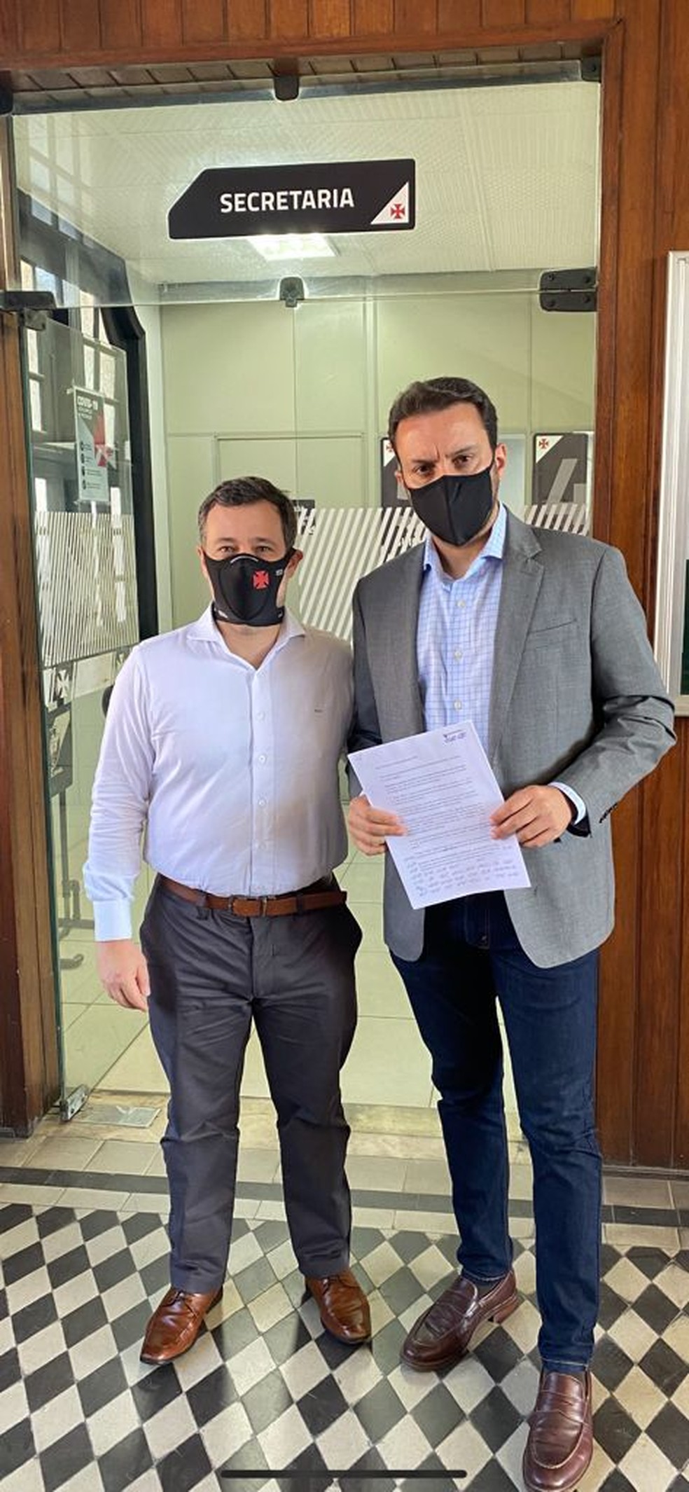 Renato Brito e Julio Brant protocolam carta junto � secretaria do Vasco cobrando Jorge Salgado � Foto: Arquivo Pessoal