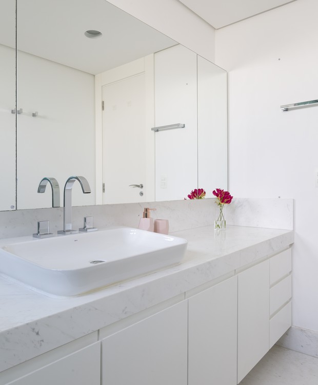 Mármore branco piguês e armários claros multiplicam a claridade no banheiro dividido pelas irmãs (Foto: Julia Ribeiro/Divulgação)