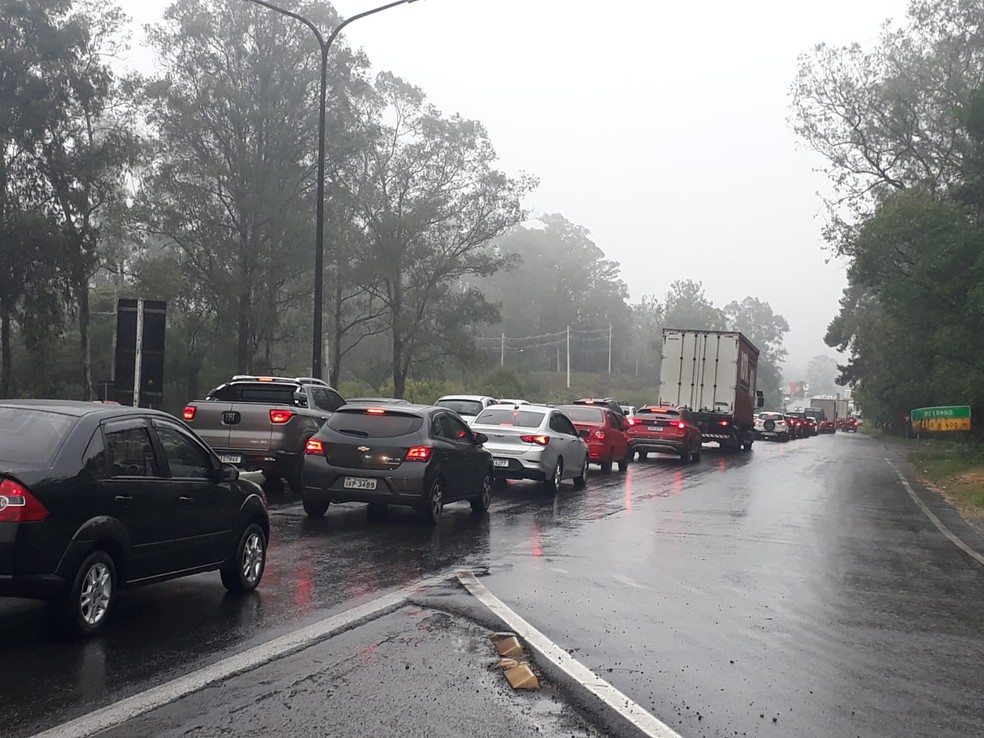 ERS-122 com quatro quilômetros de congestionamento entre Caxias do Sul e Farroupilha — Foto: Roger Ruffato/RBS TV