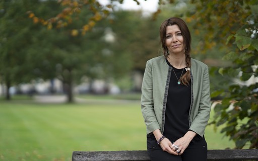 Elif Shafak escreve para dar voz aos silenciados e colocados à margem da sociedade - Marie Claire