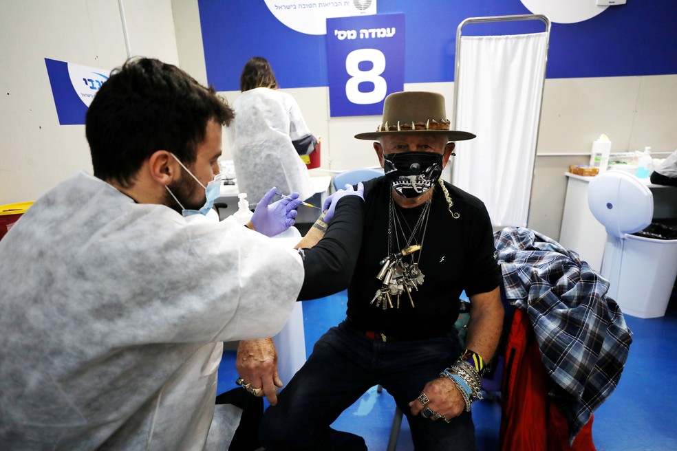 Homem recebe dose de vacina contra a Covid-19 em centro de saúde de Tel Aviv, Israel, em foto de 19 de janeiro de 2021 — Foto: Ammar Awad/Reuters/Arquivo