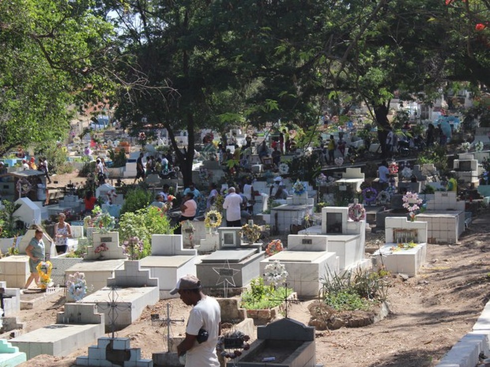 Cemitério Santa Cruz no bairro Promorar, Zona Sul de Teresina — Foto: Catarina Costa/ G1 PI