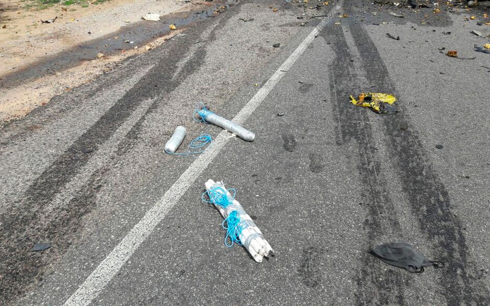Artefatos explosivos não detonados ficaram espalhados na pista (Foto: Polícia Militar/Divulgação)