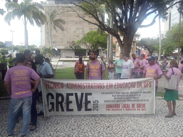 Trabalhadores da UFS, em greve há 82 dias, também protestaram (Foto: Tássio Andrade/G1)