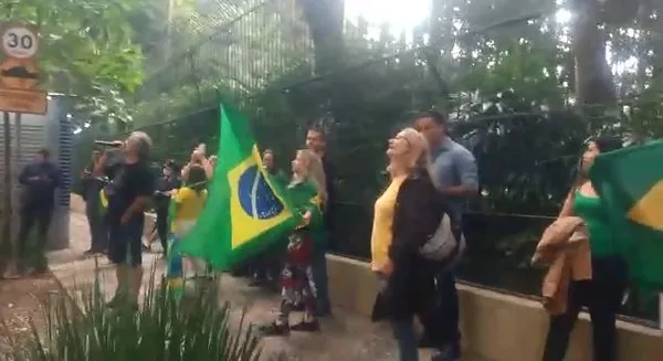 Bolsonaristas protestam em frente ao prédio do ministro do STF Alexandre de Moraes em São Paulo — Foto: Reprodução/Redes sociais