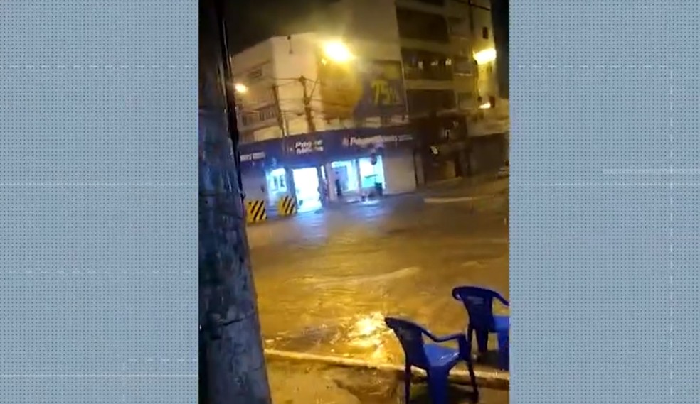 Apesar da grande quantidade de água, não há registro de desabrigados ou desalojados — Foto: Reprodução/TV Bahia