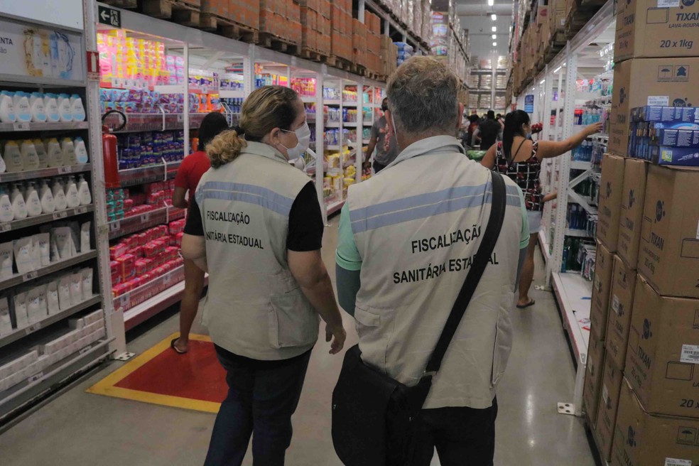 Fiscais verificam lotação e uso de máscaras em supermercados de Manaus — Foto: Divulgação