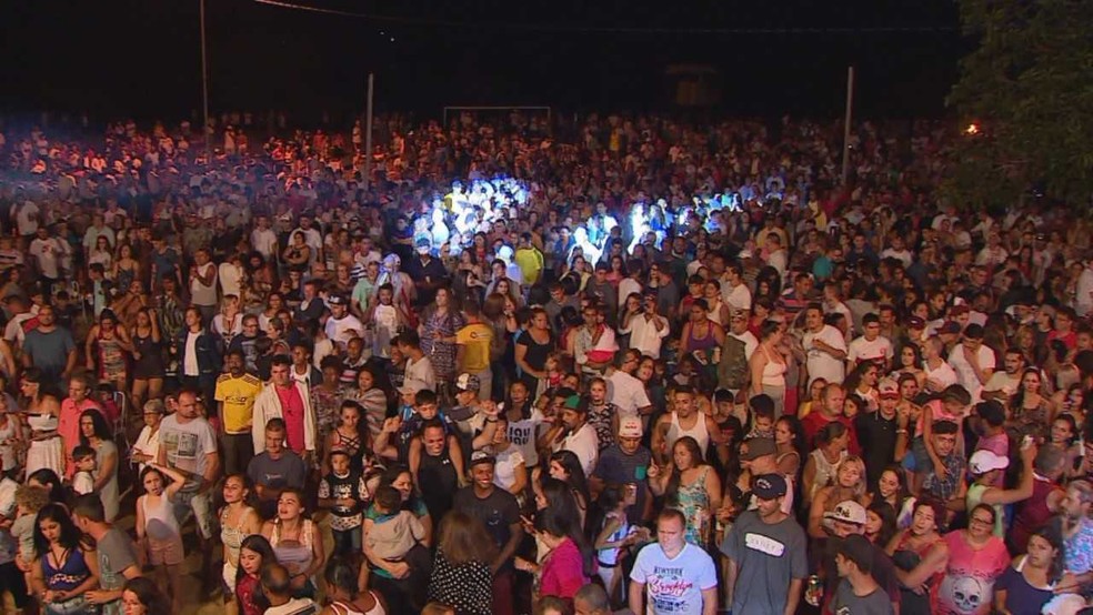 Público curtiu show na beira do Guaíba em Itapuã (Foto: Reprodução/RBS TV)