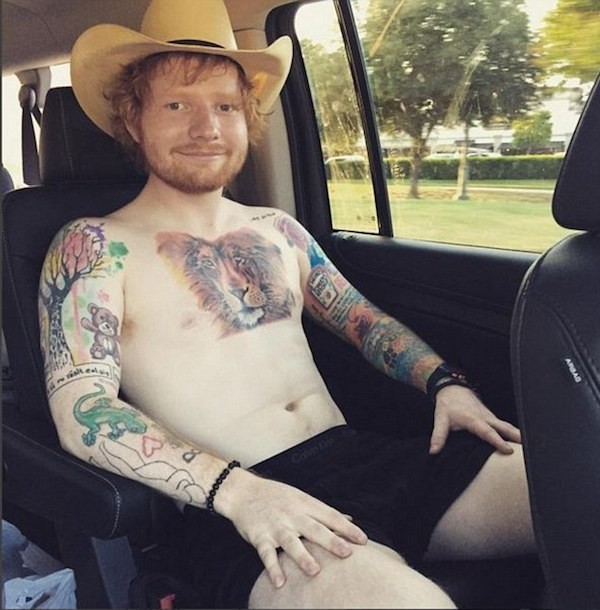 As tatuagens no corpo de Ed Sheeran (Foto: Reprodução)