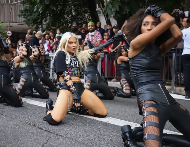 Luísa Sonza faz show surpresa na Avenida Paulista em São Paulo (Foto: Patrícia Devoraes/Brazil News)