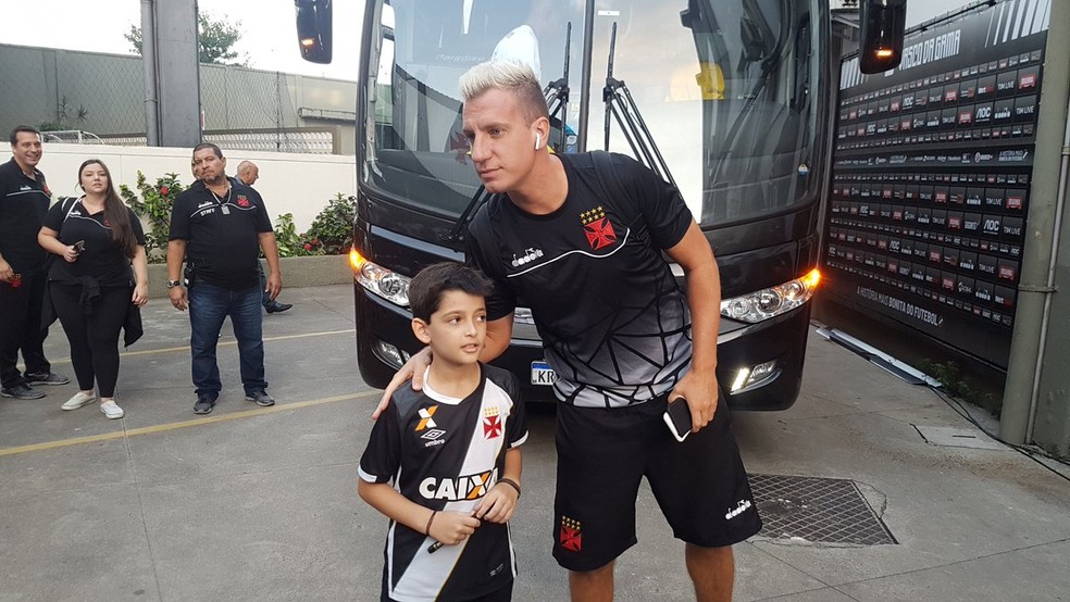 Maxi López atende torcedor em São Januário — Foto: Felipe Schmidt / GloboEsporte.com