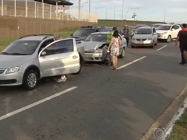 Quatro veículos se envolveram em engavetamento na GO-020, em Goiânia, Goiás (Foto: Reprodução/TV Anhanguera)