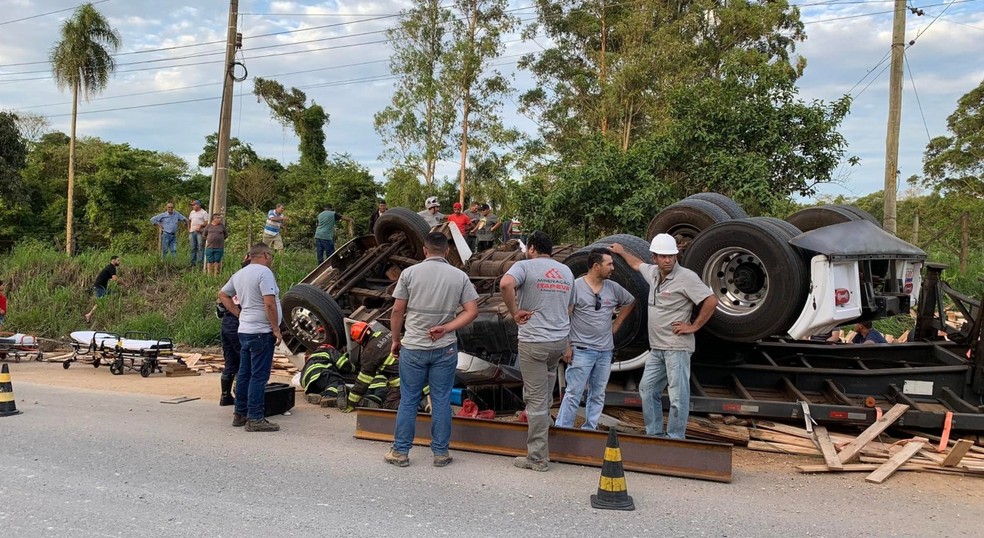 O acidente aconteceu na estrada vicinal Luiz José Sguário, em Itapeva (SP) — Foto: Itapeva Alerta 