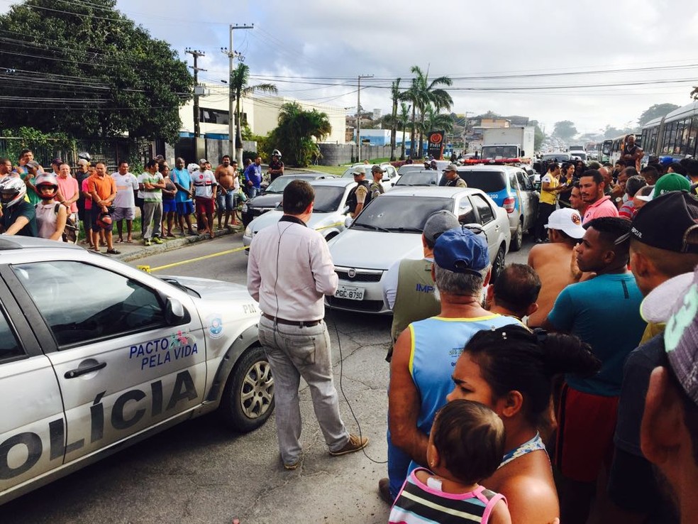 Assassinato de um homem provocou fechamento de trecho da PE-15, em Olinda (Foto: Thiago Augustto/TV Globo)