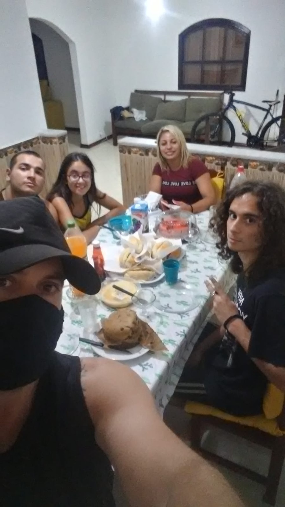 Leandro, Gabriel, a madrasta e os irmãos  — Foto: Arquivo pessoal