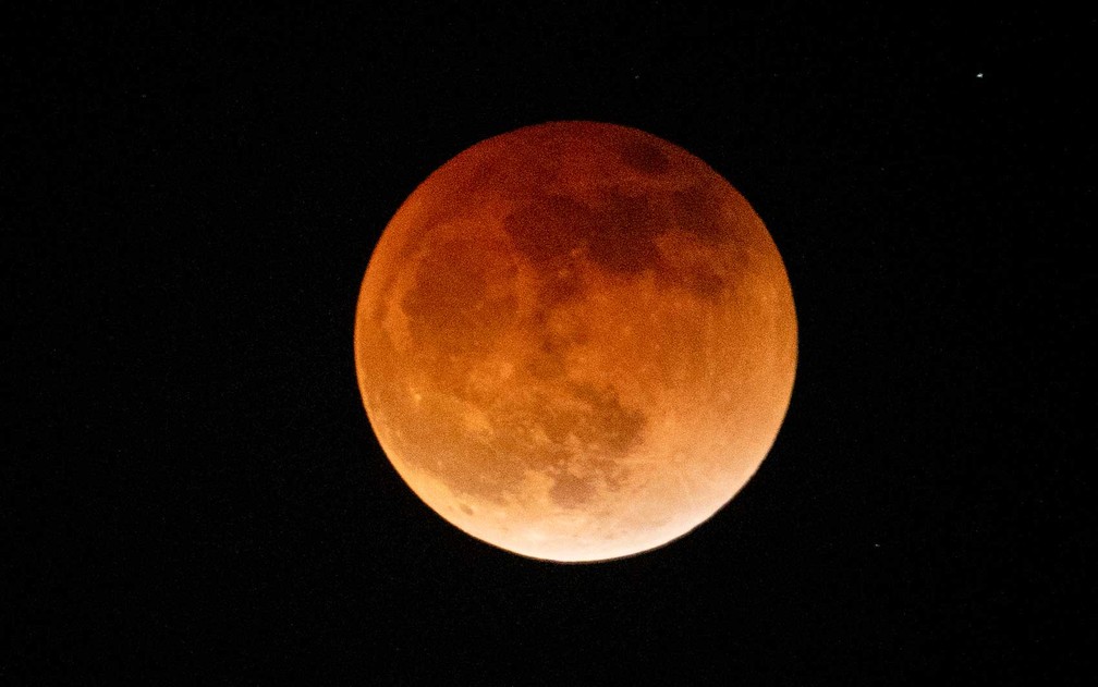  Eclipse lunar visto em Temple City, Califórnia — Foto: Ringo H.W. Chiu / AP Photo