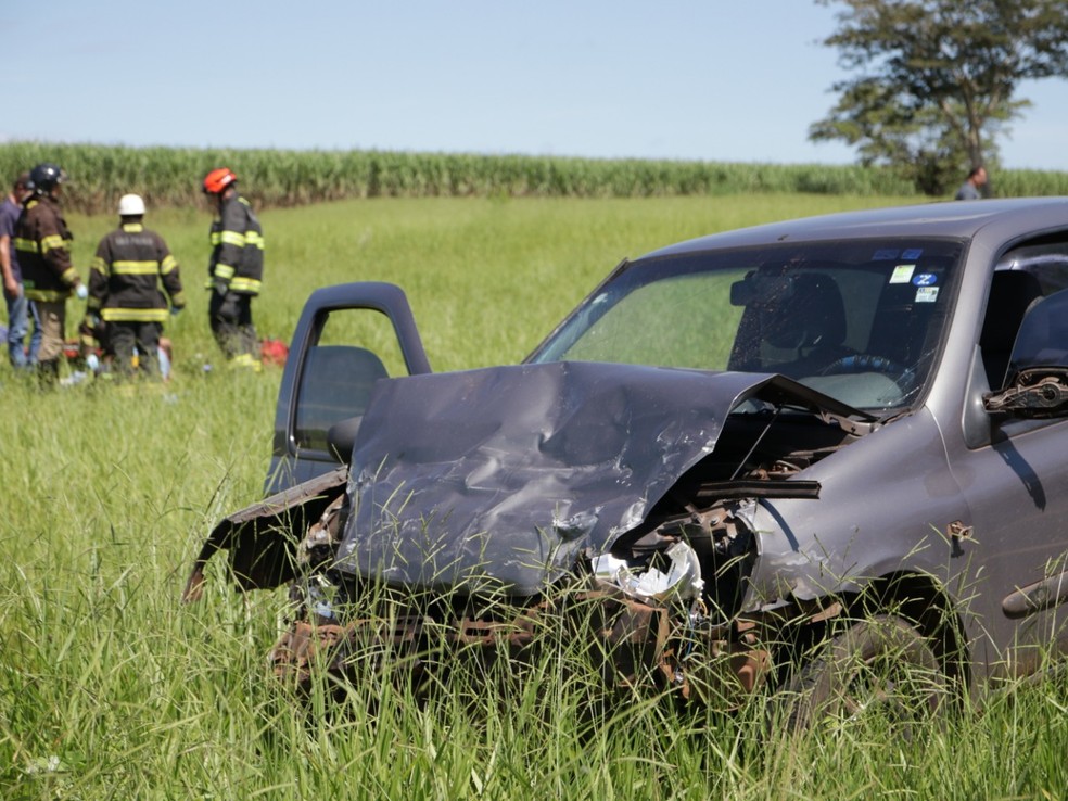 Colisão frontal entre dois carros mata uma pessoa e deixa quatro feridos em Ibitinga — Foto: Portal Ternura/Divulgação