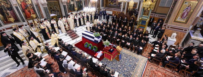 Famílias reais da Europa comparecem ao funeral do ex-rei grego Constantino II — Foto: NIKOLAS KOMINIS / AFP