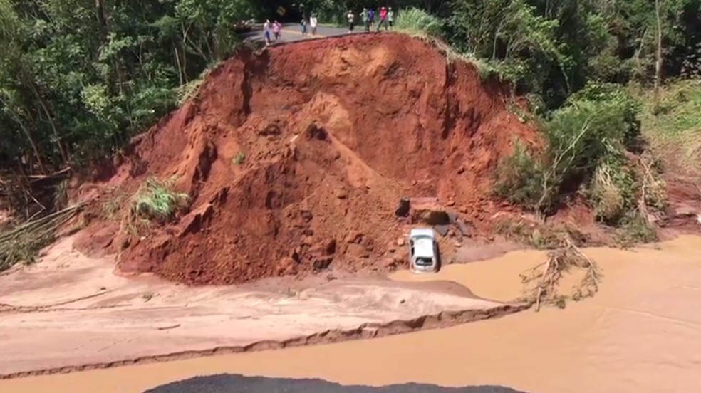 Carro cai em cratera que se abriu na PR-082 apÃ³s enxurrada levar ponte (Foto: JosuÃ© Madeira/Arquivo pessoal)