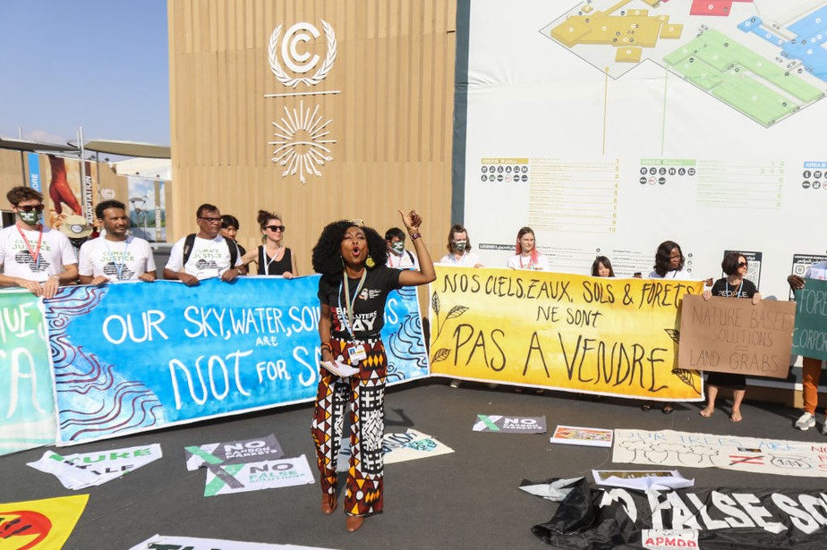 Ativistas fazem manifestação em mais um dia de COP27