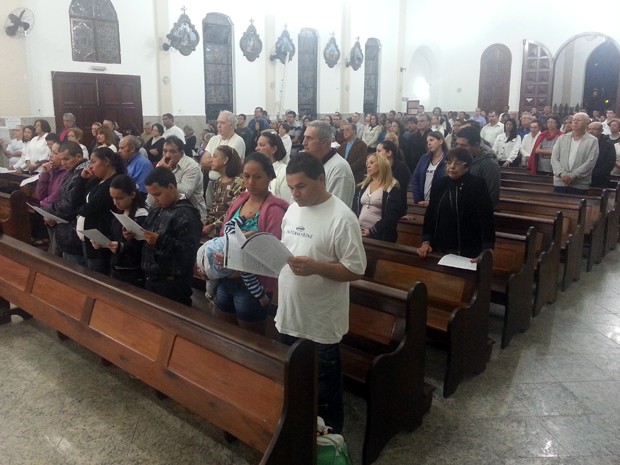 Amigos de mulher morta por jogador realizam missa em Guarujá, SP (Foto: Ivair Vieira Jr/G1)