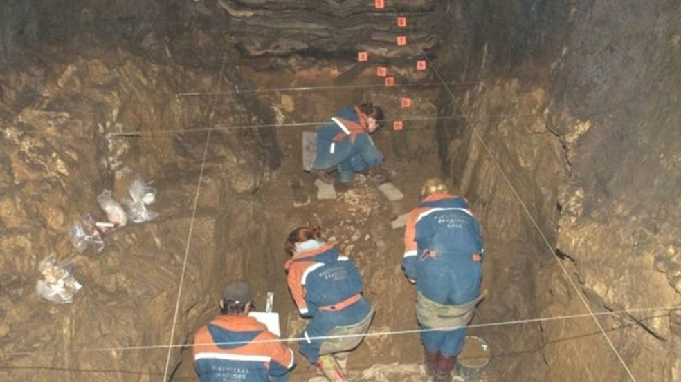 ExcavaÃ§Ãµes na caverna, na RÃºssia: HistÃ³ria da menina foi reconstruÃ­da a partir de um fragmento de osso encontrado hÃ¡ vÃ¡rios anos (Foto: B VIOLA/MPI-EVA)