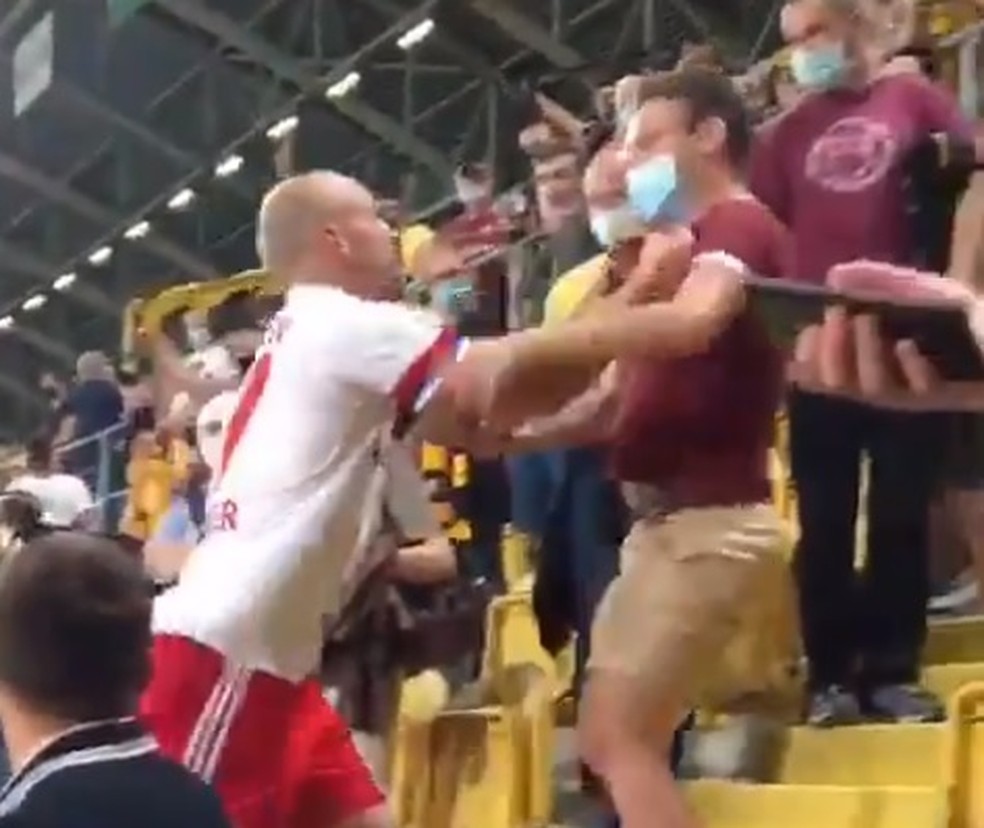 Zagueiro Toni Leistner (de branco), do Hamburgo, agride um torcedor do Dynamo Dresden — Foto: Reprodução de internet