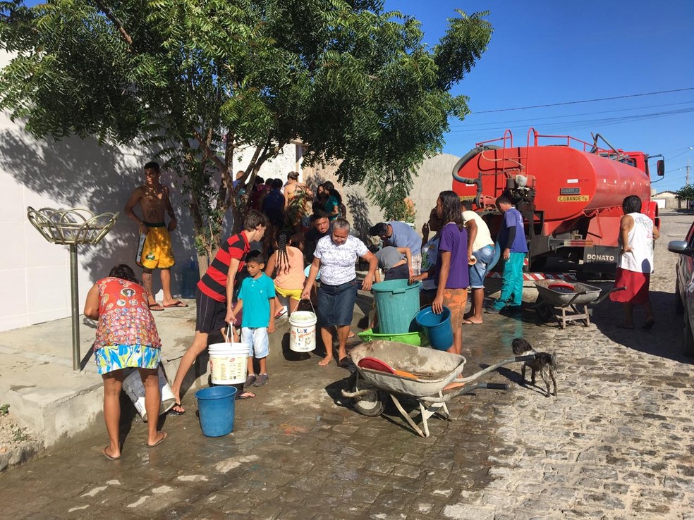 Empregada domÃ©stica divide Ã¡gua de carro-pipa com vizinhos apÃ³s desabastecimento da Cagepa em Campina Grande â Foto: Felipe Valentim/TV ParaÃ­ba