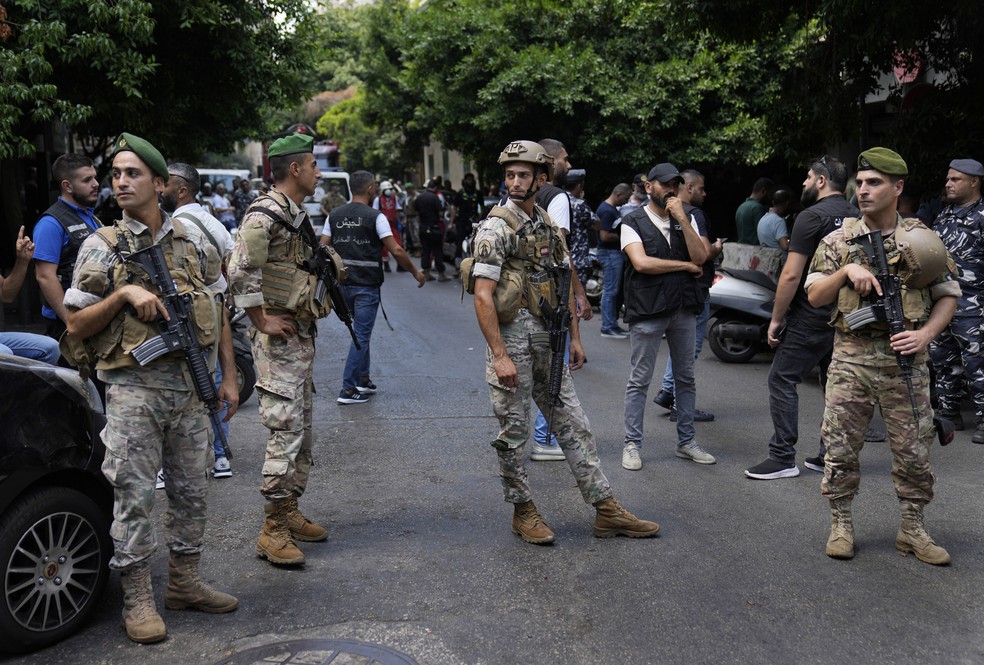 Soldados libaneses nas ruas de Beirute — Foto: Hussein Malla/AP