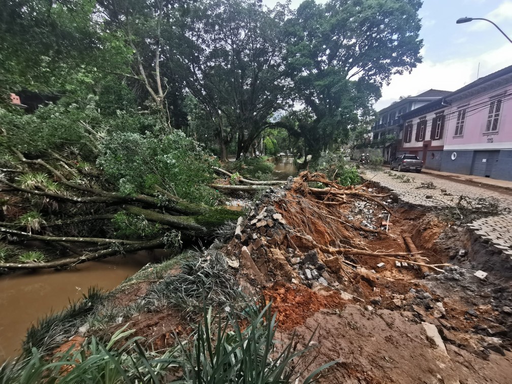 Rastro de destruição da chuva em Petrópolis — Foto: Marcos Serra Lima/g1
