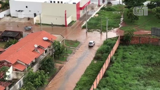 Chuva rápida alaga ruas e dificulta tráfego de carros na região sul de Palmas