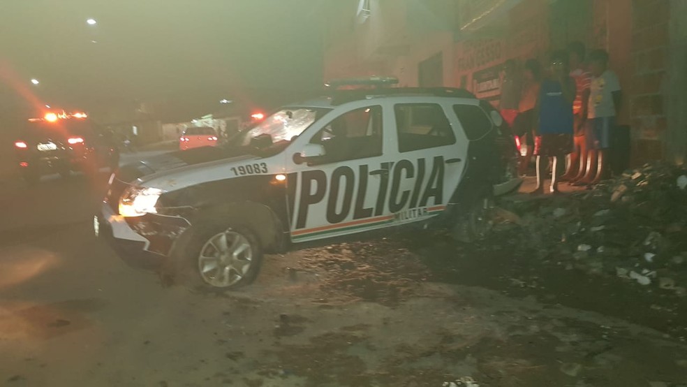 Com o impacto da colisÃ£o, veÃ­culo da polÃ­cia ficou parcialmente danificado  â Foto: Rafaela Duarte/Sistema Verdes Mares