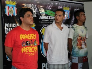 Jimmy (esq.), Rodrigo (centro) e Ruan Pablo (dir.) são suspeitos do crime (Foto: Mônica Dias/G1 AM)