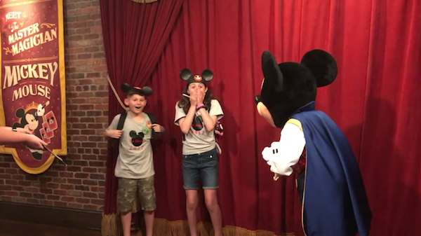 As crianças emocionadas na Disney ao saberem que estavam sendo adotadas (Foto: Facebook)