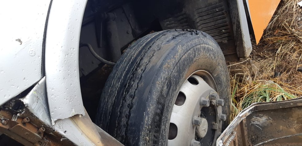 Os pneus do ônibus que caiu em uma ribanceira em Caucaia estavam desgastados — Foto: Leábem Monteiro/SVM