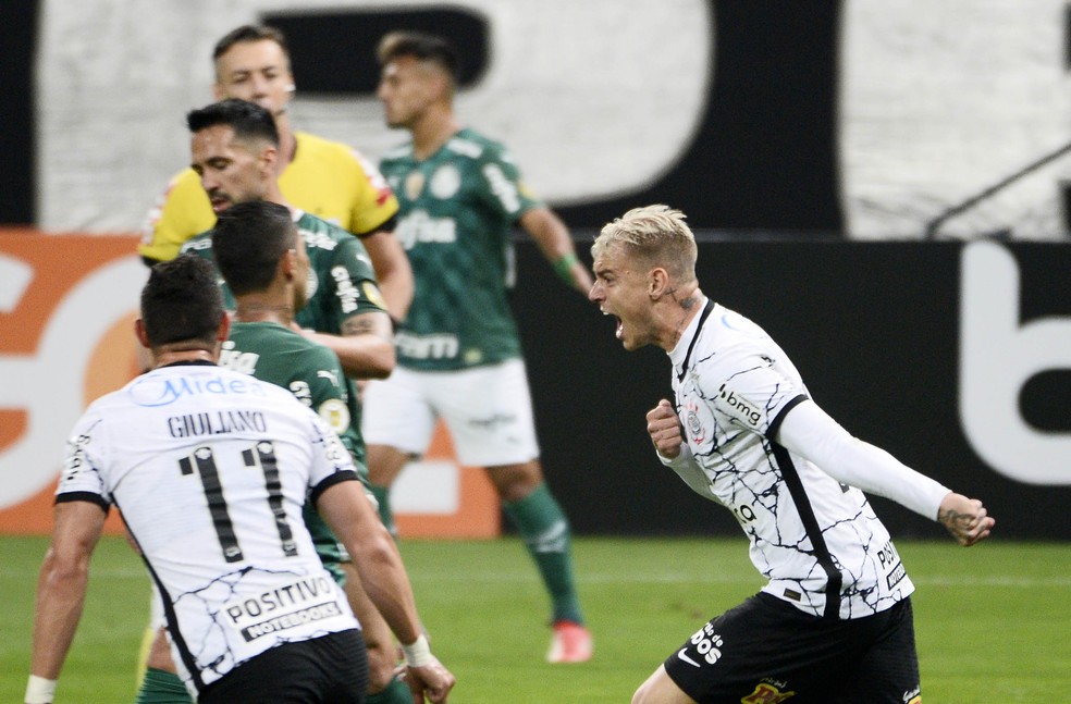Róger Guedes festeja gol do Corinthians contra o Palmeiras em 2021 — Foto: Marcos Ribolli