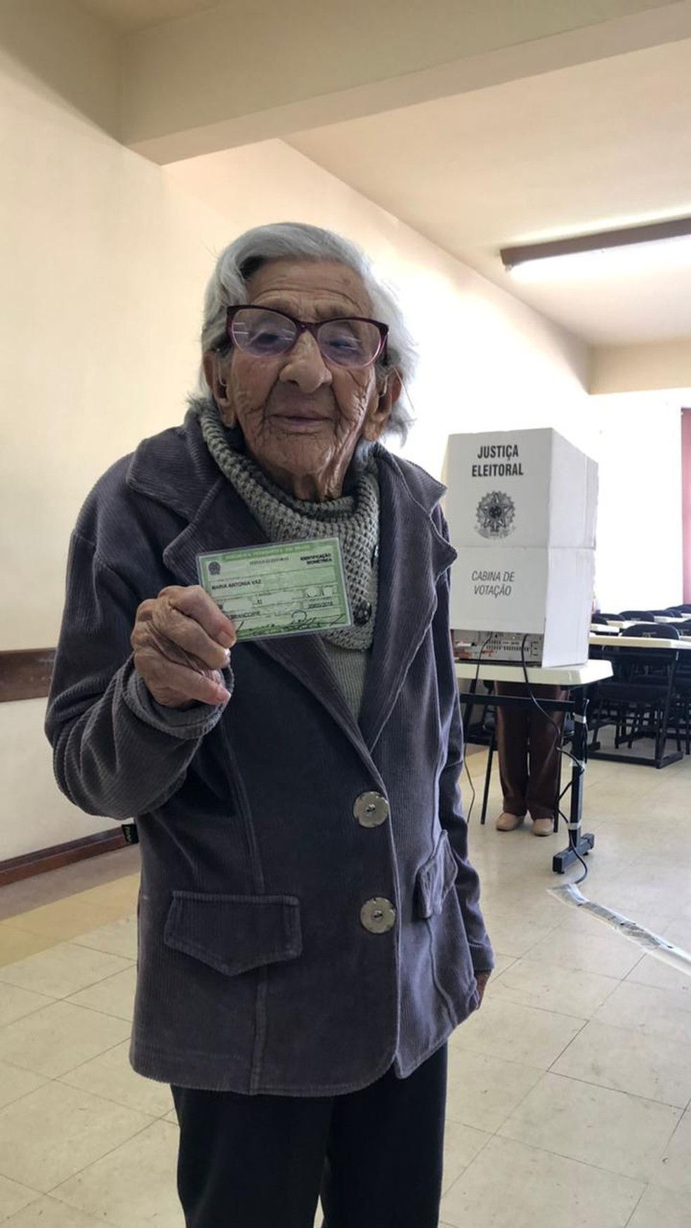 Dona Ântonia, de 110 anos, fez questão de participar das eleições 2022, em Pato Branco.  — Foto: Colaboração 