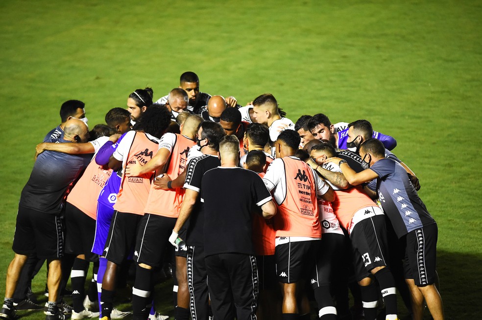 Grupo vasca�no faz corrente antes da partida � Foto: Andr� Dur�o