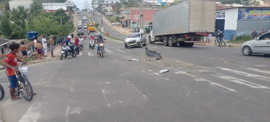 Caminhão perde controle e desce de ré em avenida de Cruzeiro do Sul; ninguém ficou ferido