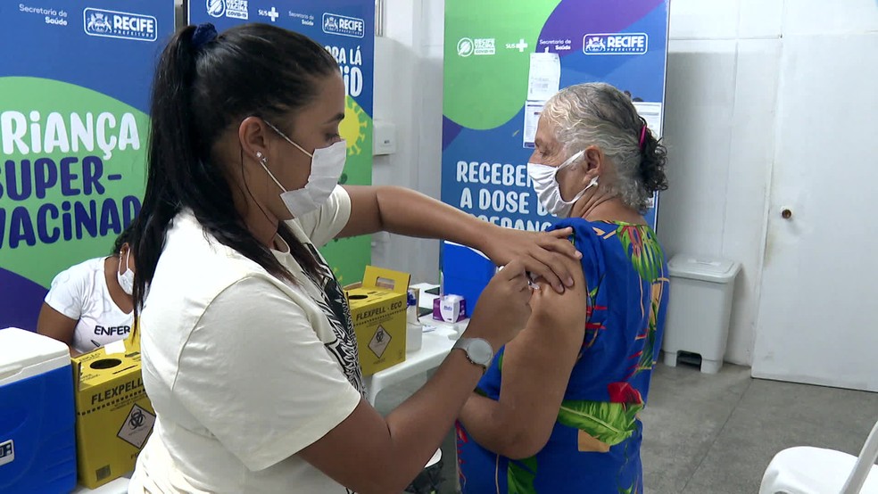 Idosa recebe vacina bivalente contra a Covid-19 no Recife — Foto: Reprodução/TV Globo