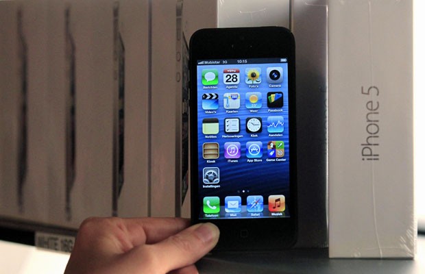 iPhone 5 ganhou uma tela maior, de 4 polegadas, e ficou mais fino e leve (Foto: Yves Herman/Reuters)