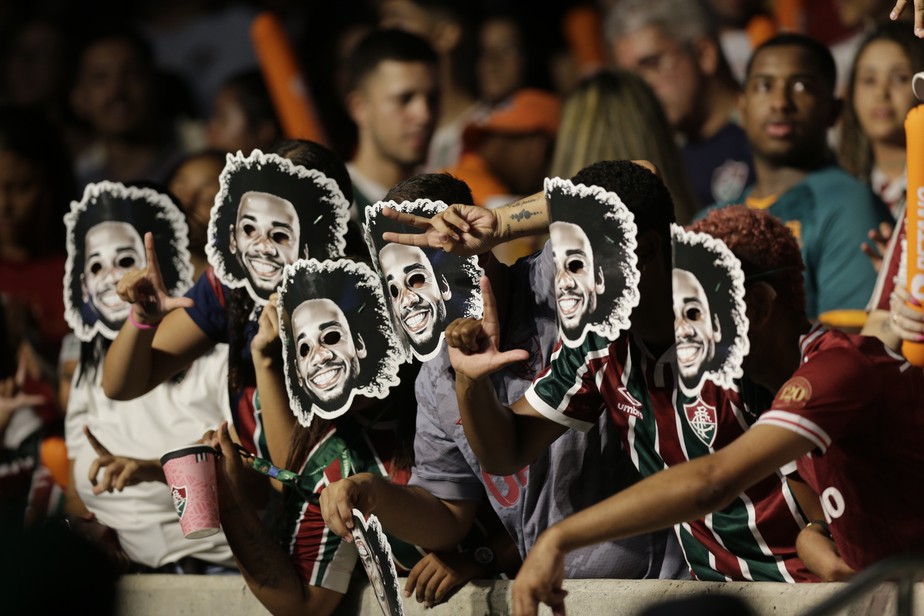 Torcedores do Fluminense usam máscara com o rosto de Marcelo durante a apresentação do lateral, no Maracanã