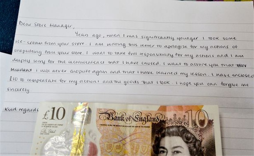 Autor do furto deixou um bilhete de desculpas ao dono da loja, junto a uma nota de £ 10