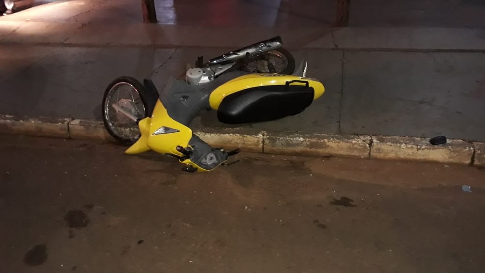 Moto onde estavam a vítima e o filho — Foto: PM/Divulgação