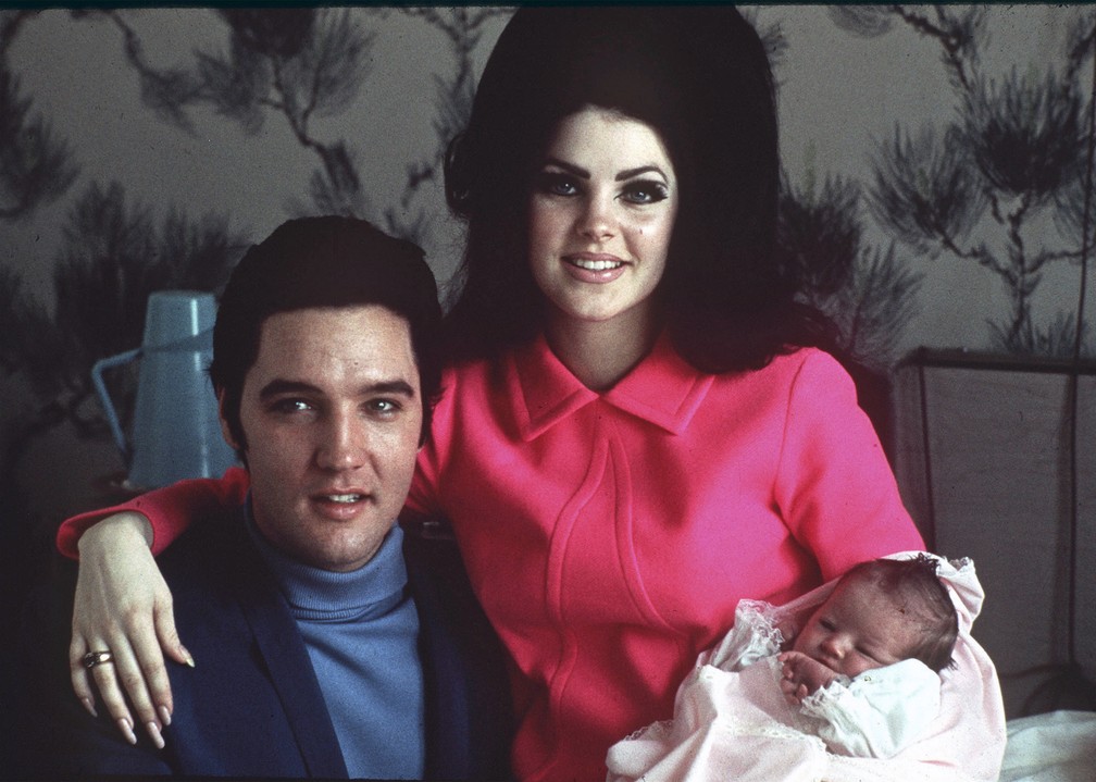 Elvis Presley, Priscilla e Lisa Marie Presley em foto de 5 de fevereiro de 1968, em Memphis, Tennessee — Foto: AP/Arquivo