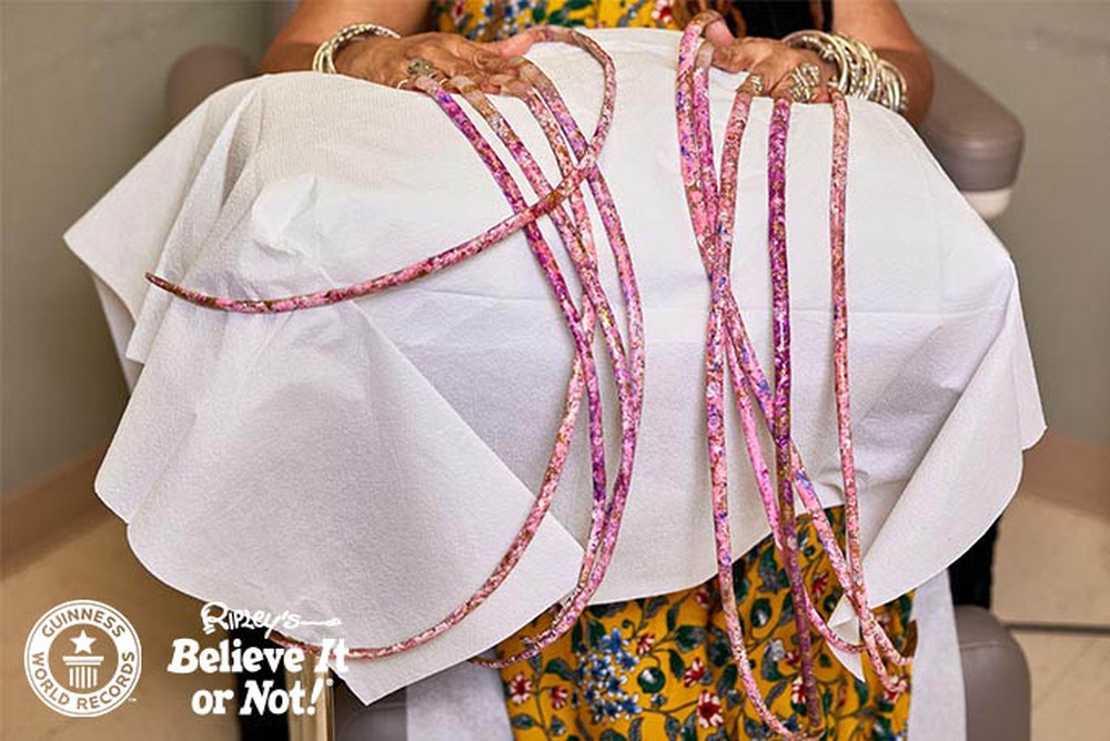 Mulher corta as maiores unhas do mundo após mais de 28 anos - Fátima News