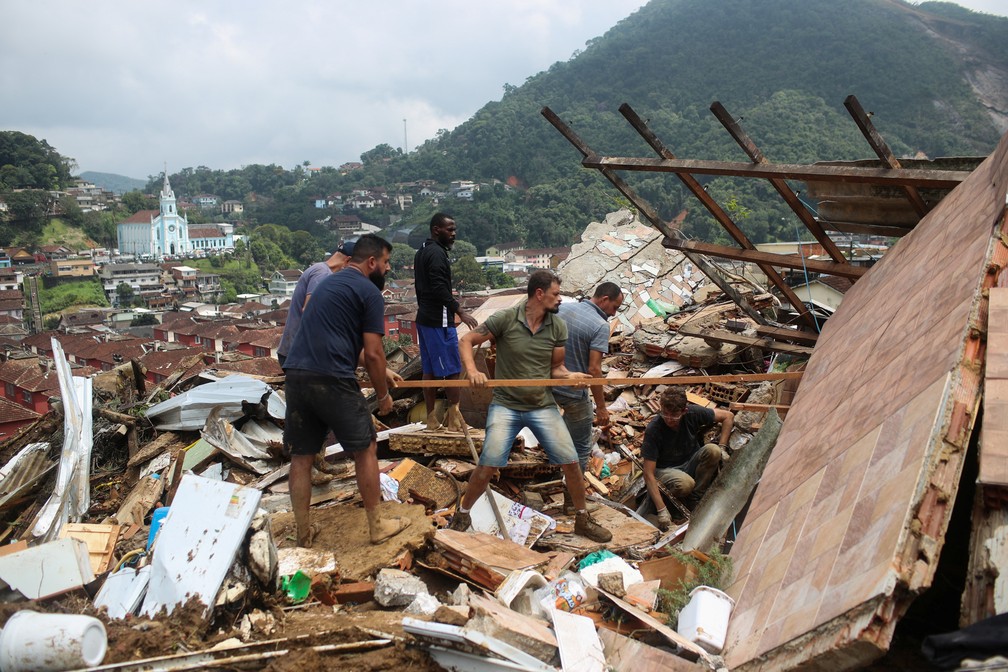 Moradores e voluntários fazem busca por vítimas após deslizamento no Morro da Oficina, em Petrópolis (RJ) — Foto: Ricardo Moraes/Reuters