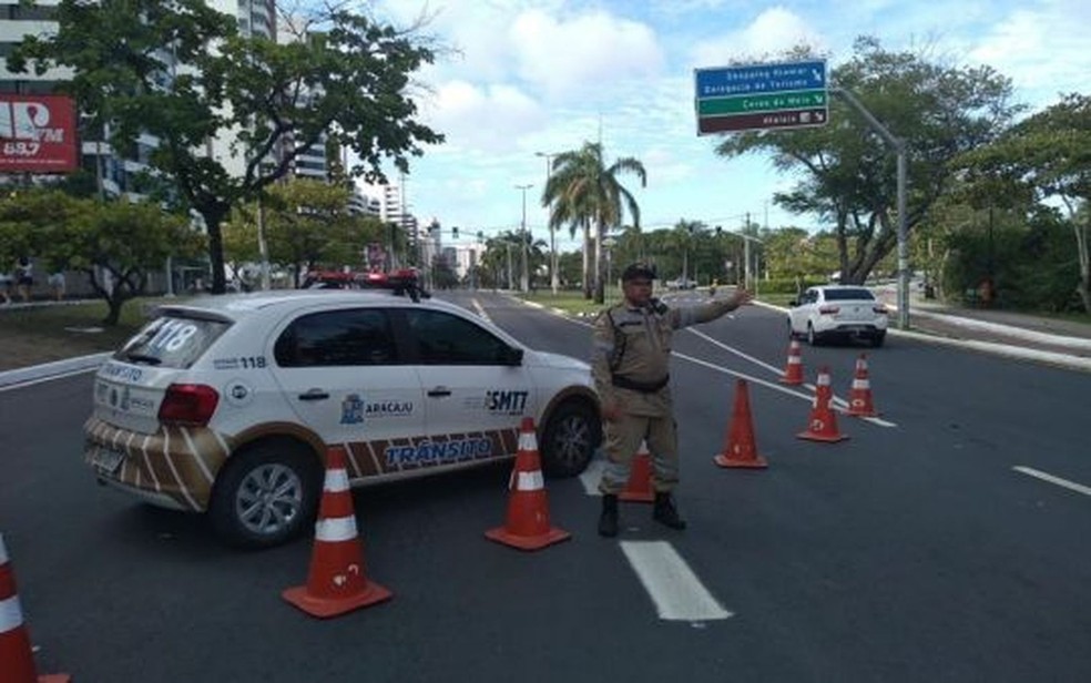 Agentes da SMTT orientam o trânsito — Foto: SMTT/Aracaju