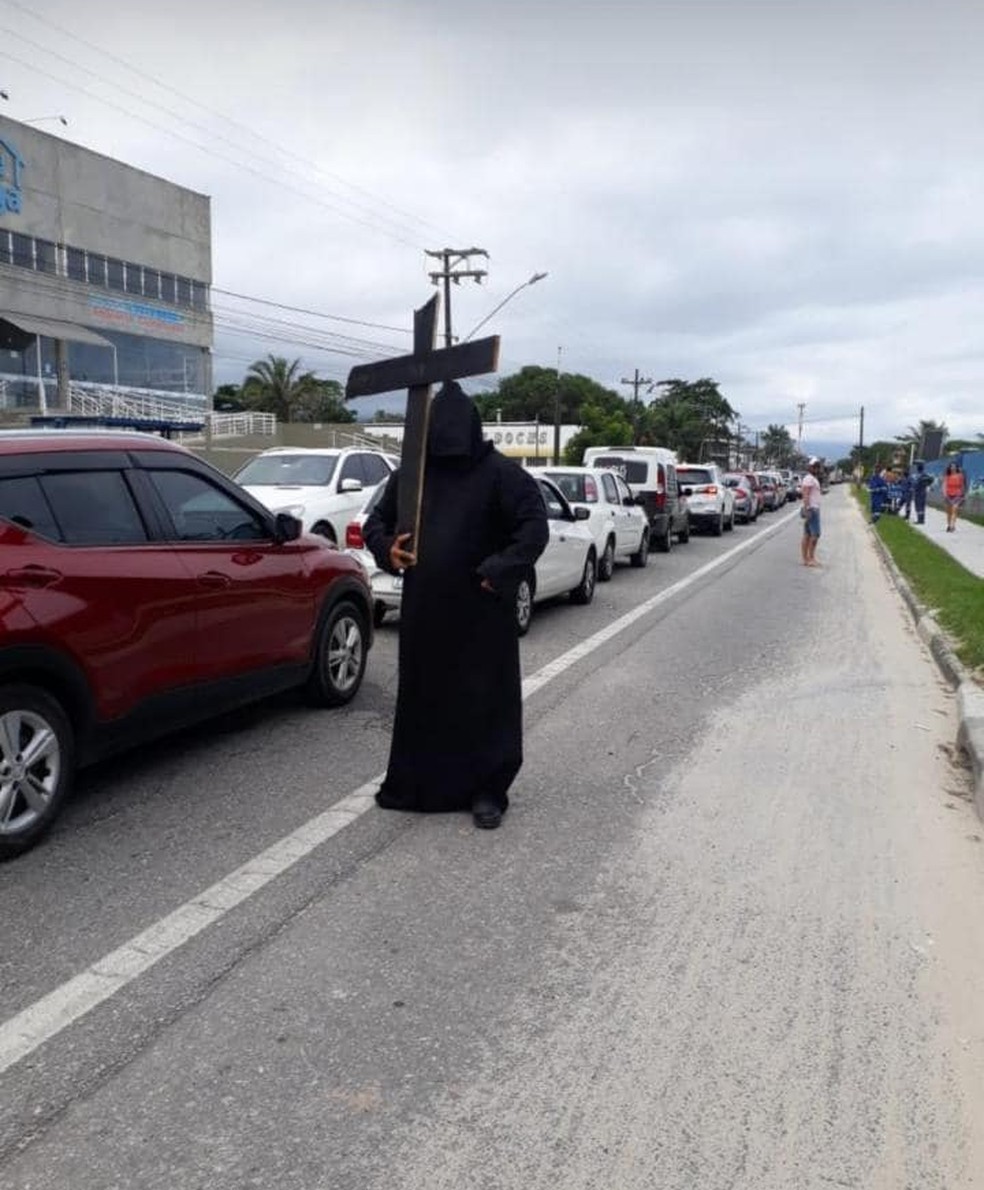 Morador vestido de 'Morte' tentou afugentar turistas — Foto: Reprodução/Facebook/Marquinhos Olívio